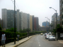 Miraflores, Malecon 28 de Julio,
                        Strassenbild mit Sicht auf Wolkenkratzer