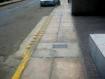Miraflores, Malec�n 28 de Julio, rampa de
                        acera pegada