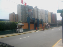 Miraflores, Malec�n 28 de Julio, entrada
                        principal del club de tenis de Miraflores
                        "Terrazas de Miraflores"