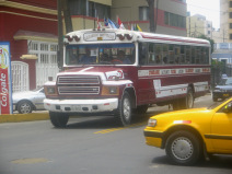 Miraflores, Malec�n 28 de Julio, rojo bus
                        viejo de la l�nea EO35 de Chorrillos a
                        Lurigancho
