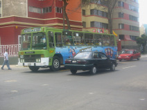 Miraflores, Malec�n 28 de Julio, bus verde
                        de la l�nea NO07 entre San Mart�n de Porres y
                        Villa Mar�a de Triunfo