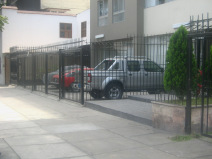 Miraflores, Avenida 28 de Julio,
                        aparcamientos enrejadas