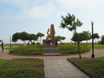 Miraflores, Malecn Cisneros, parque con
                        monumento de len