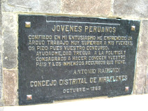 Miraflores, Malec�n Cisneros, monumento de
                        le�n, placa conmemorativa