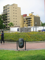 Miraflores, Malecn Cisneros, monumento de
                      len, vista del revs con cubo de basura