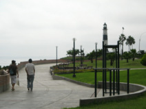 Miraflores, Malecon Cisneros, Parkweg an
                        der Steilkste mit Turnplatz und Leuchtturm