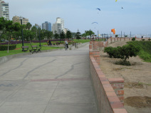 Miraflores, parque al Malec�n Cisneros,
                        camino al acantilado con parapentes