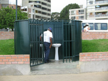 Miraflores, Park der Verliebten,
                          WC-Anlage bei der Kneipe / Buvette
