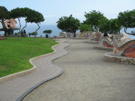 Miraflores, parque de los enamorados, acera
                        de ondas