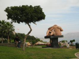 Miraflores, Park der Verliebten, Plastik
                          "Die Verliebten" mit Baum