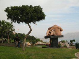 Miraflores, parque de los enamorados,
                        pl�stica "Los enamorados" con �rbol