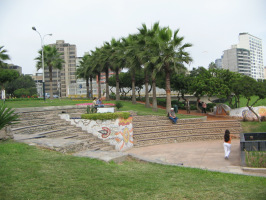 Miraflores, parque de los enamorados,
                        plantaci�n de teatro y fila de palmeras