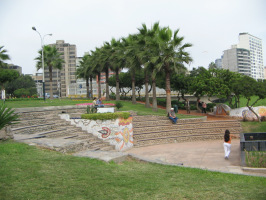 Miraflores, Park der Verliebten,
                          Theateranlage und Palmenreihe