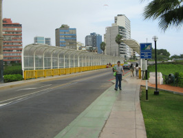 Miraflores, Malec�n Cisneros, vista al
                        puente Rey