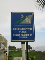 Miraflores, Malec�n Cisneros, se�al de
                      tr�fico camino de peat�n / pista de bicicleta