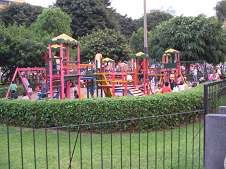 Miraflores, Kennedypark, Spielplatz mit
                          vielen Kindern