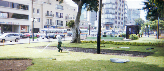 El
                        Parque Kennedy recibe con la irrigaci�n el agua
                        que la gente en los distritos laterales de Lima
                        no recibe... 02