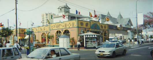Miraflores, Avenida Palma, fachada del
                        mercado para artesana