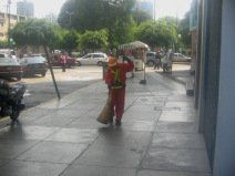 Miraflores, Jiron Porta,
                          Strassenputzerin, im Hintergrund der
                          Kennedy-Park