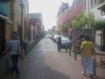 Miraflores, Jiron Esperanza:
                          Strassengestaltung in Betonstein mit
                          Pfostenabgrenzung ohne Trottoirs