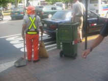 Miraflores, Avenida Larco,
                          Strassenwischerin