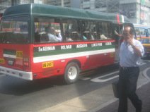Miraflores, Avenida Larco,
                          rot-gr�n-weisser Bus der Buslinie SO26 von
                          Chorrillos nach Chorrillos