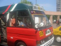 Miraflores, Avenida Larco,
                          rot-gr�n-weisser Bus der Buslinie SO26 von
                          Chorrillos nach Chorrillos, Frontseite