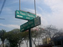 Strassenschilder der Kreuzung Avenida
                          Palma - Avenida Paseo de la Republica
                          (Stadtautobahn)