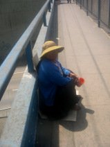 Avenida Paseo de la Republica, Bettlerin
                        auf der Br�cke der Avenida Palm