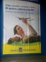 Miraflores, Avenida Palma, ein Bankenplakat
                        verspricht die "Freiheit"