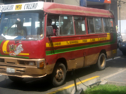 Miraflores, Avenida Pardo,
                          gelb-rot-gr�ner Bus der Buslinie OM36 von
                          Villa el Salvador nach Callao