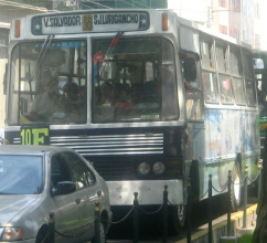 Miraflores, Avenida Pardo, violetter Bus
                          der Buslinie SO30 von Villa el Salvador nach
                          Lurigancho