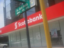Strassenschild "Avenida Jos�
                        Pardo" vor der Scotiabank