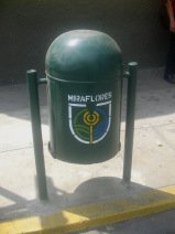 Miraflores, Avenida Bolognesi, Abfallk�bel
                        mit dem Wappen von Miraflores