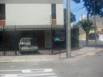 Miraflores, Avenida Bolognesi, Parkpl�tze
                          eingegittert mit Starkstromschutz