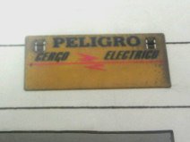 Miraflores, Avenida Bolognesi, Warnschild
                          vor Starkstromschutz "Peligro"
                          ("Gefahr")