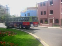 Miraflores, Bolognesiplatz (Plaza
                          Bolognesi), gr�ner Bus der Buslinie NO07 von
                          San Martin de Porres nach Villa Maria del
                          Triunfo, Seitenansicht