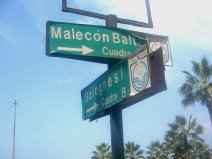 Strassenschilder der Kreuzung Malecon
                          Balta - Avenida Bolognesi