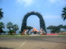 Miraflores, Malecon Cisneros: Zentraler
                        Eingang mit Eingangstor zum Park der Verliebten