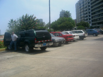 Miraflores, Malecon Cisneros: Parkplatz
                          mit Luxusautos