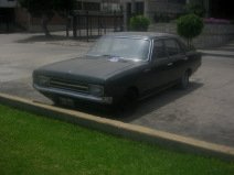 Miraflores, Malecon Cisneros: Ein
                        Opel-Oldtimer auf dem Parkplatz
