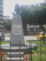 Miraflores, Malecon Cisneros: Denkmal f�r
                        Madre Teresa 01