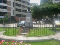 Miraflores, Malecon Cisneros: Denkmal f�r
                        Madre Teresa 02