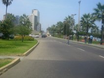 Miraflores, Malecon Cisneros: Blick in
                          Richtung K�nigsbr�cke, es fehlen jegliche
                          Fussg�ngerstreifen