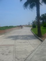 Miraflores, Malecon Cisneros: Parkweg als
                        Fussg�nger-Fahrradweg (Veloweg) mit
                        Piktogrammen