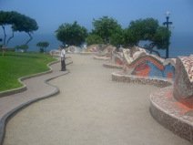 Miraflores, Park der Verliebten:
                          Wellenf�rmig angelegter Weg, wellenf�rmiges
                          Trottoir, wellenf�rmige Sitzgelegenheiten mit
                          Mosaiken