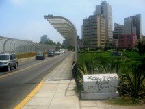 Miraflores, Malecon 28 de Julio,
                          Strassenschild der K�nigsbr�cke aus Stein