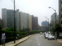 Miraflores, Malecon 28 de Julio,
                          Strassenbild mit Sicht auf Wolkenkratzer
