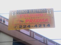 Miraflores, Malecon 28 de Julio, Haus Nr.
                          385: Das Warnschild warnt vor der Ber�hrung
                          der Dr�hte, die allenfalls Alarm ausl�sen