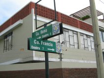 Strassenschilder der Kreuzung Callejon Roma
                        - Callejon Francia